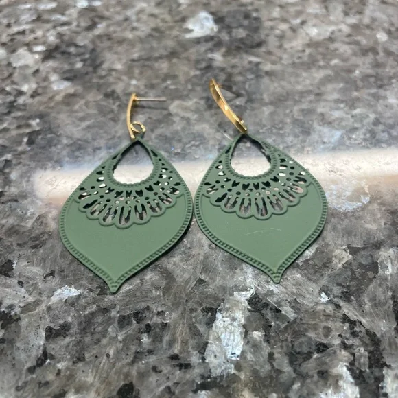 2/$29 or 3/$39 NWOT Eclectic forest green metal teardrop earrings - Picture 4 of 4